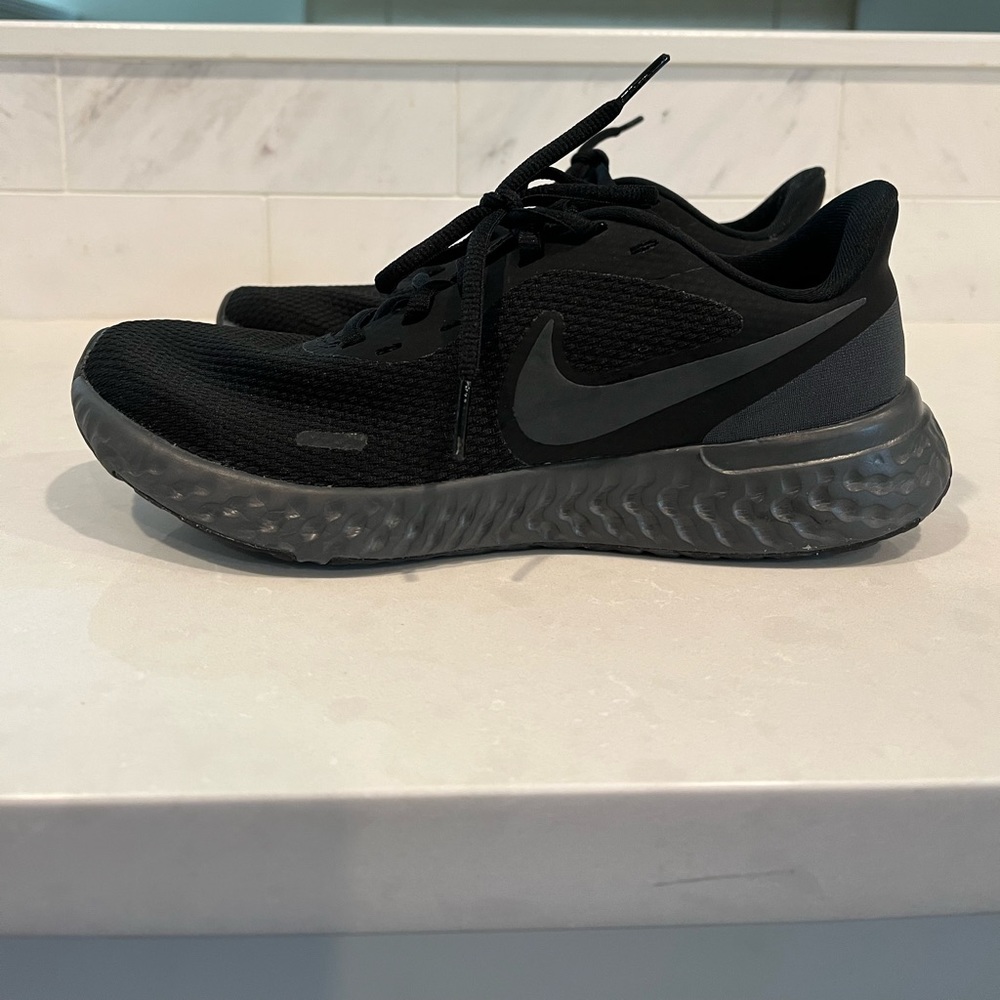 Nike Revolution 5 running shoe. Women’s size 7.5
